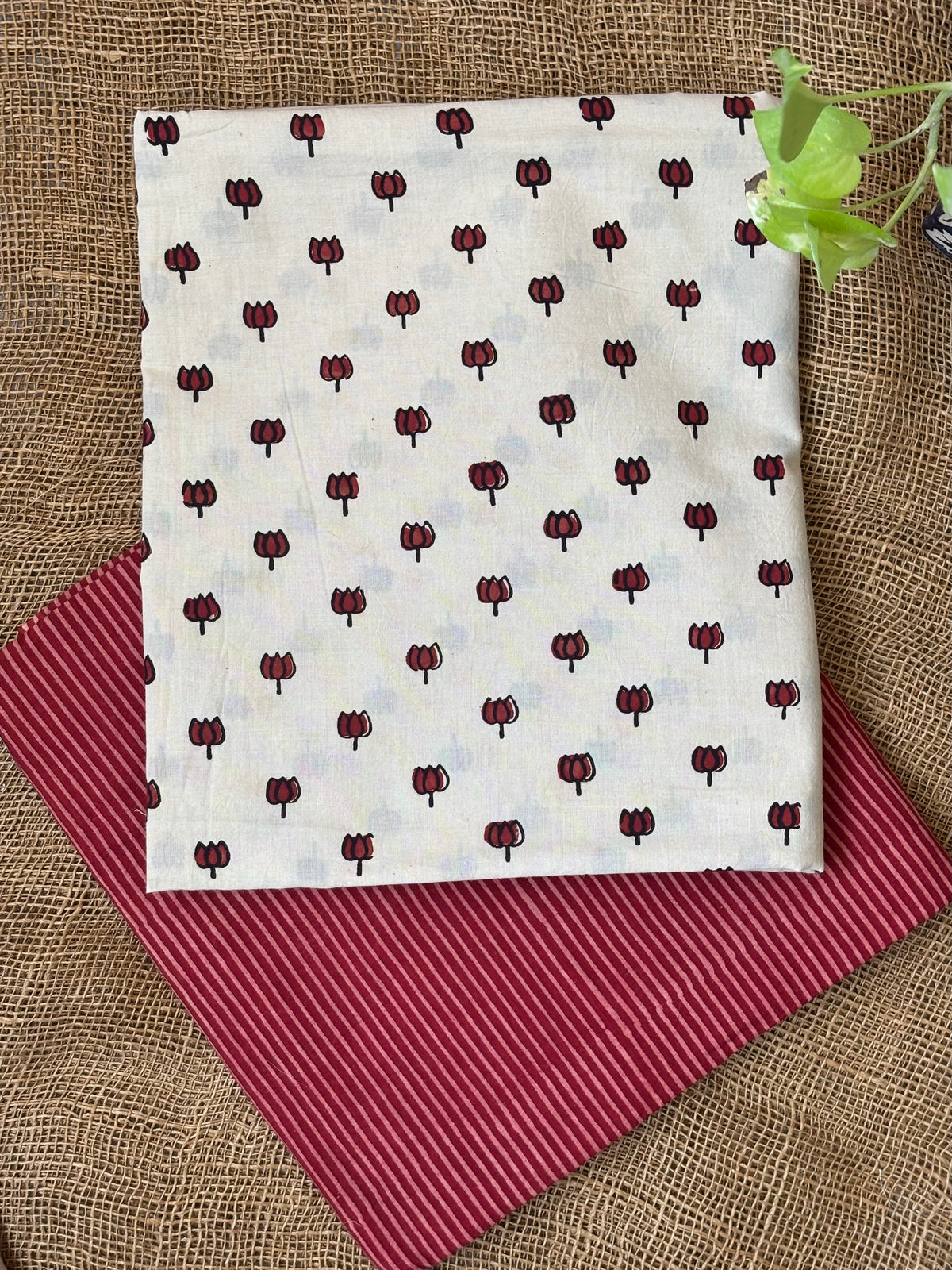 Ivory-red lotus set