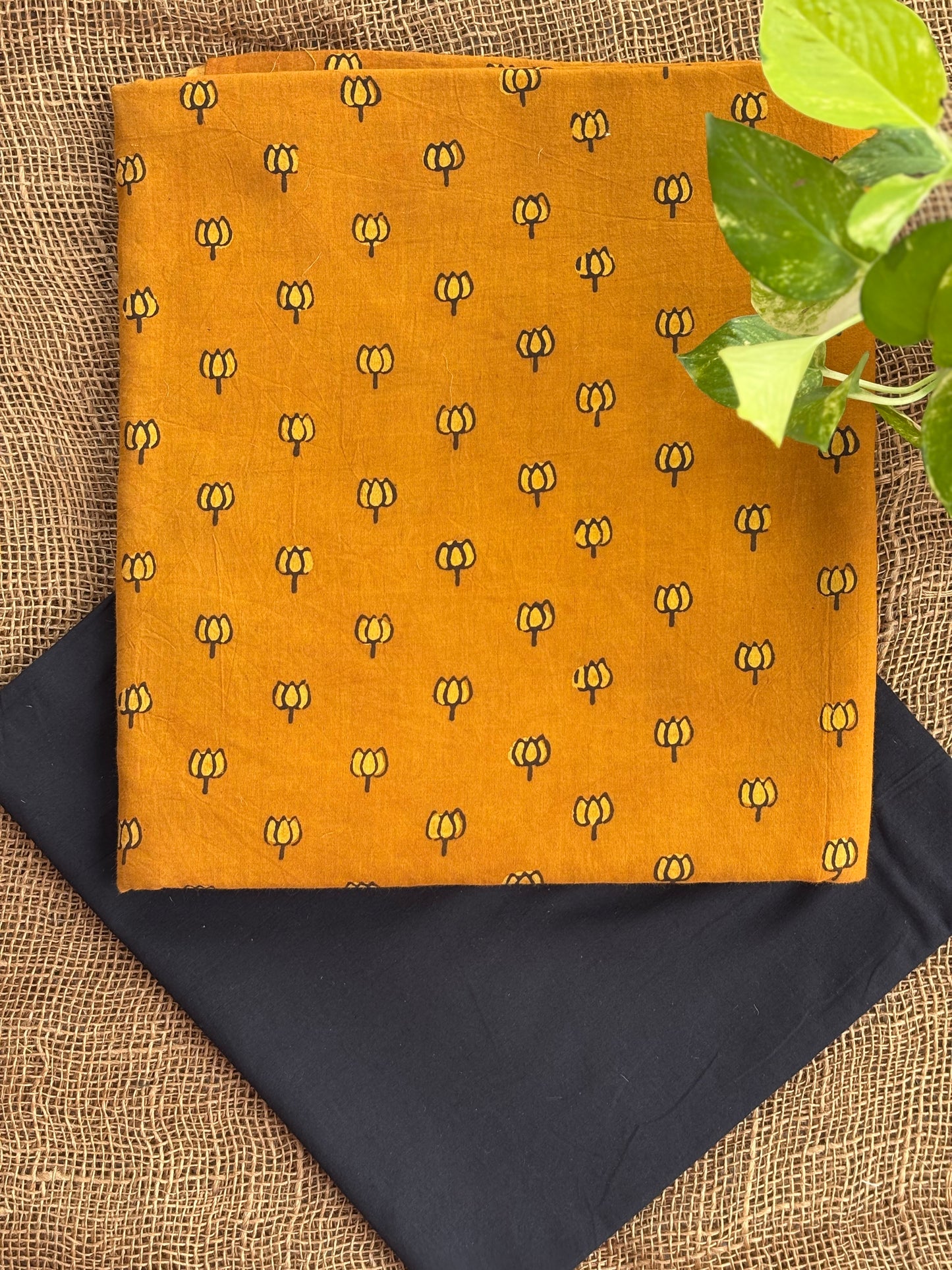 Deep yellow-black lotus set